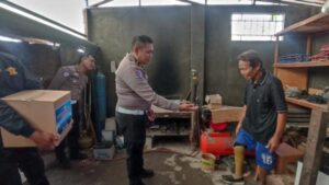 Kecelakaan membuat Slamet kehilangan kaki, tapi bukan semangat. Bantuan polisi Jombang jadi titik balik hidupnya membangun usaha dari nol. Foto iNewsSurabaya/zainul