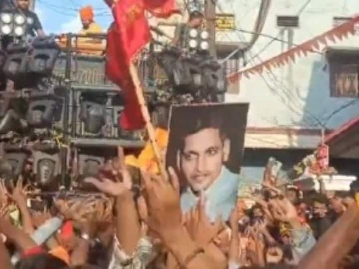 रामनवमी जुलूस में दिखा गोडसे की तस्वीर Source : IANS