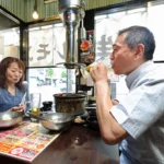 札幌市内の飲食店で午前中からビールなどを楽しむ来店客（北村史成撮影）