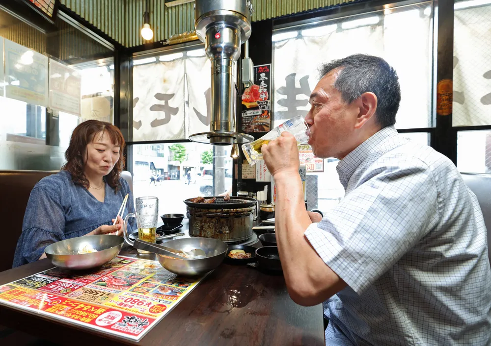 札幌市内の飲食店で午前中からビールなどを楽しむ来店客（北村史成撮影）