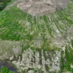 手前の一部を残し、土砂で大部分が埋め尽くされた篠路福移湿原（写真3枚をパノラマ合成）=6日、札幌市北区（小型無人機使用、井上浩明撮影）