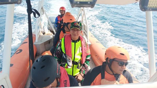 Tim gabungan masih melanjutkan pencarian korban tenggelamnya KMP Tunu Pratama Jaya, Minggu (21/7/2025). Foto iNewsSurabaya/siswanto