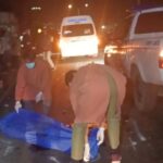 Kecelakaan maut di Jombang menewaskan seorang pemotor yang menabrak truk muat koral di jalan gelap Desa Palrejo. Korban alami luka parah di kepala dan tewas di lokasi. Foto iNewsSurabaya/jajang