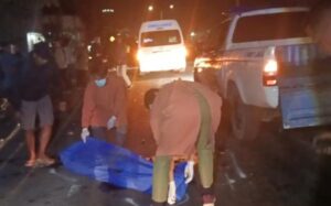 Kecelakaan maut di Jombang menewaskan seorang pemotor yang menabrak truk muat koral di jalan gelap Desa Palrejo. Korban alami luka parah di kepala dan tewas di lokasi. Foto iNewsSurabaya/jajang