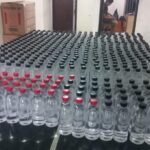 Polisi Gagalkan Peredaran 506 Botol Arak Bali di Jombang dengan Disamarkan dalam Truk Tertutup Terpal. Foto iNewsSurabaya/zainul