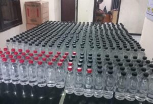 Polisi Gagalkan Peredaran 506 Botol Arak Bali di Jombang dengan Disamarkan dalam Truk Tertutup Terpal. Foto iNewsSurabaya/zainul