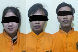 Wanita muda berparas cantik dan komplotannya merampas ponsel milik mahasiswa Kediri dengan kedok mencari anggota perguruan silat. Foto iNewsSurabaya/zainul