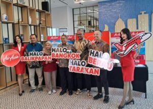 Mulai Oktober 2025, AirAsia membuka rute baru dari Surabaya ke Bangkok dan tiga kota di Kalimantan. Langkah ini perkuat konektivitas dan dorong ekonomi regional. Foto iNewsSurabaya/yudha