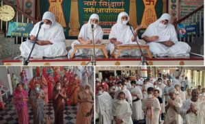 सिकंदराबाद स्थित मारुति विधि जैन स्थानक में आयोजित धर्मसभा को संबोधित करतीं सुमंगलप्रभाजी म.सा., रजतप्रभाजी म.सा., डॉ. सुवृद्धिश्रीजी म.सा.।