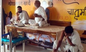 गोशामहल स्थित शंखेश्वर भवन में श्री शंखेश्वर पार्श्वनाथ जैन संघ के तत्वावधान में आयोजित प्रवचन सभा को संबोधित करते बाल मुनि भक्तिदर्शन विजयजी.म.सा.।