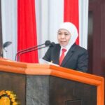 Gubernur Jatim Khofifah diperiksa KPK terkait kasus dana hibah pokmas 2021–2022. Guru Besar Unair tegaskan, pemeriksaan saksi belum tentu tanda keterlibatan. Foto iNewsSurabaya.id/lukman