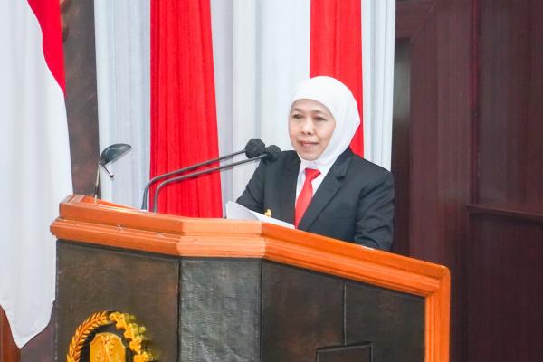 Gubernur Jatim Khofifah diperiksa KPK terkait kasus dana hibah pokmas 2021–2022. Guru Besar Unair tegaskan, pemeriksaan saksi belum tentu tanda keterlibatan. Foto iNewsSurabaya.id/lukman