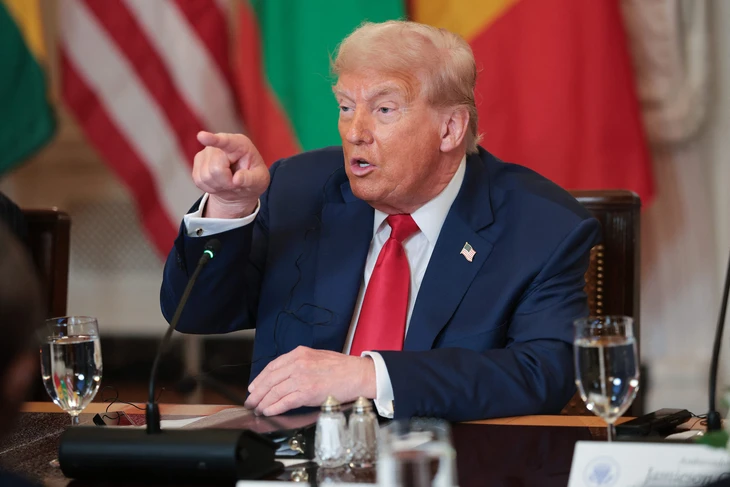 Ông Trump trong cuộc gặp với lãnh đạo các nước châu Phi hôm 9-7 - Ảnh: AFP