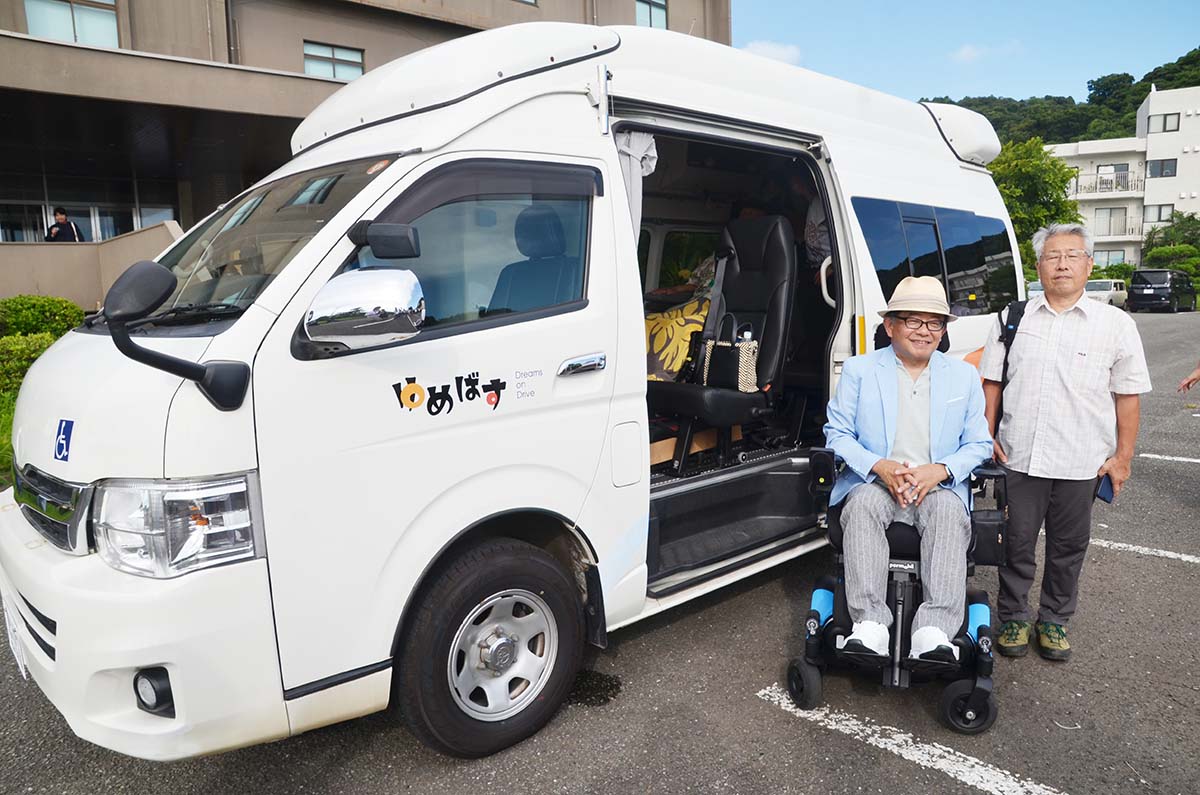 ＡＬＳ患者が自由に旅行できるように無料で貸し出される「ゆめばす」＝１９日、逗子市内