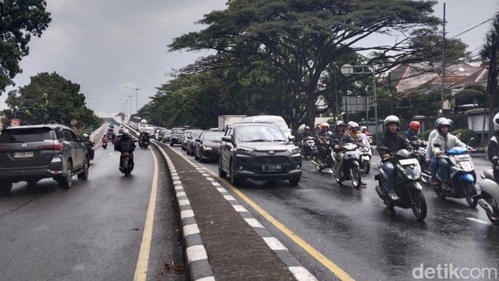 Wisatawan memadati sejumlah pusat kota untuk berlibur di akhir pekan ini.