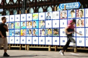 候補者のポスターが貼られた掲示場=2025年7月9日午後3時15分、東京都内、友永翔大撮影