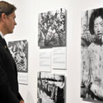 「被爆80年企画展 ヒロシマ1945」を視察したノルウェー・ノーベル委員会のフリドネス委員長=2025年7月28日、東京都写真美術館、上地一姫撮影