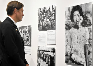「被爆80年企画展 ヒロシマ1945」を視察したノルウェー・ノーベル委員会のフリドネス委員長=2025年7月28日、東京都写真美術館、上地一姫撮影