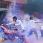 Para siswa baru disuguhkan berbagai aksi kreatif dari kakak kelas, termasuk simulasi peliputan konflik perang antar geng oleh ekstrakurikuler Jurnalistik. Foto iNewsSurabaya/arif