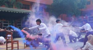 Para siswa baru disuguhkan berbagai aksi kreatif dari kakak kelas, termasuk simulasi peliputan konflik perang antar geng oleh ekstrakurikuler Jurnalistik. Foto iNewsSurabaya/arif