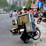 Người bán hàng rong đợi khách ở các tuyến phố khu vực Sơn Trà, TP Đà Nẵng - Ảnh: TRƯỜNG TRUNG