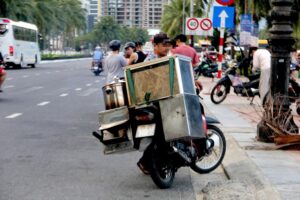 Người bán hàng rong đợi khách ở các tuyến phố khu vực Sơn Trà, TP Đà Nẵng - Ảnh: TRƯỜNG TRUNG