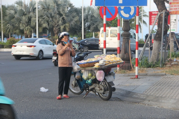 Street vendors and beggars in Da Nang - Image 2.