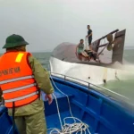 Ba nạn nhân (gồm cả bà Phạm Thị Bình) vừa trải qua lằn ranh sinh tử trên thân con tàu bị lật được Bộ đội biên phòng đồn cửa khẩu cảng Hòn Gai tiếp cận, cứu đưa vào bờ - Ảnh: VIỆT ANH