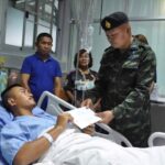 Trung tướng Boonsin Padklang thăm binh sĩ Thái Lan bị thương sau vụ nổ mìn ở biên giới với Campuchia - Ảnh: Bangkok Post