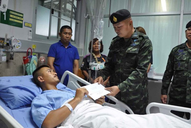 Trung tướng Boonsin Padklang thăm binh sĩ Thái Lan bị thương sau vụ nổ mìn ở biên giới với Campuchia - Ảnh: Bangkok Post