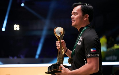 WINNER. Carlo Biado holds his trophy after winning the World Pool Championship in Jeddah, Saudi Arabia on Sunday (July 27, 2025). He is the first Filipino to win the title twice. (Photo courtesy of matchroompool.com)