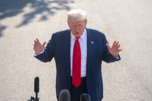 Tổng thống Mỹ Donald Trump phát biểu với báo giới tại Nhà Trắng ngày 25-7-2025. Ảnh: THX/TTXVN