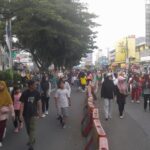 Car free day (CFD) di Jalan Margonda Raya, Depok, dipadati warga yang berolahraga. (Foto: DetikHealth/Averus Al Kautsar)