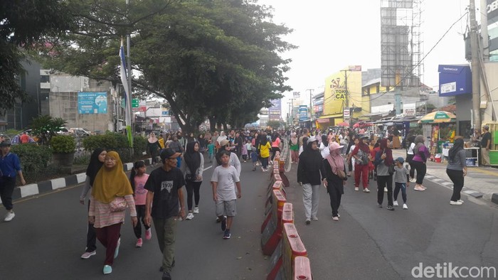 Car free day (CFD) di Jalan Margonda Raya, Depok, dipadati warga yang berolahraga. (Foto: DetikHealth/Averus Al Kautsar)