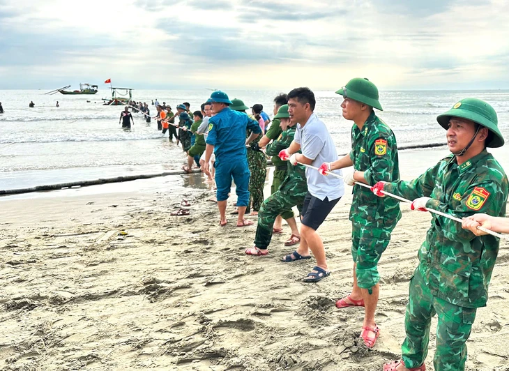 Hà Tĩnh có 58 tàu thuyền bị sóng đánh chìm, 2 người mất tích trên biển