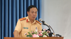 Đại tá Trần Trung Hiếu, trưởng Phòng Cảnh sát giao thông Công an TP.HCM, phát biểu chỉ đạo tại lễ khai mạc kỳ thi sát hạch, cấp phép lái xe cơ giới đường bộ vào ngày 14-5 - Ảnh: MINH HÒA