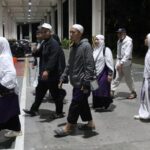 Jamaah haji pesawat Saudi Airlines SV 5276 antre memasuki bus untuk dipindahkan ke hotel di Bandara Internasional Kualanamu, Kabupeten Deli Serdang, Sumatera Utara, Selasa (17/6/2025). Sebanyak 442 jamaah haji yang menumpangi pesawat Saudi Airlines SV 5276 dipindahkan ke hotel dan akan diberangkatkan di kampung halaman pada Rabu (17/6). ANTARA FOTO/Yudi Manar/foc.