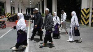 Jamaah haji pesawat Saudi Airlines SV 5276 antre memasuki bus untuk dipindahkan ke hotel di Bandara Internasional Kualanamu, Kabupeten Deli Serdang, Sumatera Utara, Selasa (17/6/2025). Sebanyak 442 jamaah haji yang menumpangi pesawat Saudi Airlines SV 5276 dipindahkan ke hotel dan akan diberangkatkan di kampung halaman pada Rabu (17/6). ANTARA FOTO/Yudi Manar/foc.