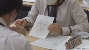 似顔絵を描く練習をする捜査員たち(愛知県警本部)