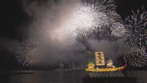 大燈籠と花火の競演（三重・紀北町）