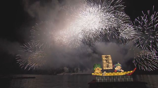 大燈籠と花火の競演（三重・紀北町）