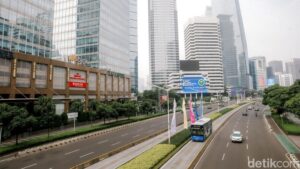 Ditinggal Penghuninya, Jakarta Pagi Ini Sepi Suasana jalan prokotol Sudirman yang tampak lenggang pada pagi hari ini, Jakarta, Jumat (27/6/2025). Memasuki libur panjang akhir pekan, suasan jalan protokol sudirman pagi ini tampak sangat lenggang. Banyak warga Jakarta yang memanfaatkan liburan kali ini untuk keluar kota