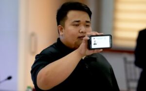 ONLINE RENEWAL. Driver Angelo Miguel Augusta De La Paz shows his renewed driver's license during the Launching of the Land Transportation Office’s (LTO) Online Driver’s License Renewal System (ODLRS) held at the Bulwagang Romeo F. Edu in LTO-Central Office, East Avenue, Quezon City on July 10, 2025. Traditional jeepney drivers and operators on Friday (July 18) praised the LTO’s OLDRS under President Ferdinand R. Marcos Jr. (PNA photo by Ben Briones)