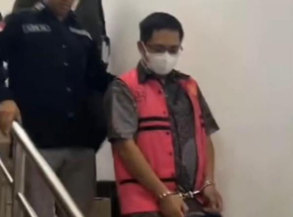 Tersangka Yuki Firmanto saat ditahan di Kejaksaan Negeri Mojokerto. Foto iNewsMojokerto/Istimewa