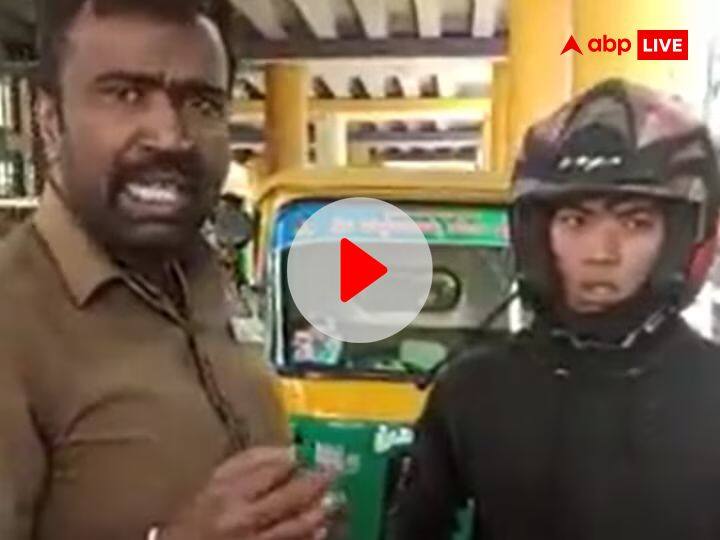 बेंगलुरु में ऑटो ड्राइवर ने शख्स को धमकाया Source : Twitter
