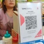 Berdasarkan data Bank Indonesia (BI), sebanyak 75,49 juta Gen Z atau sekitar 27,94% dari total populasi sudah aktif menggunakan Quick Response Code Indonesian Standard (QRIS) sebagai metode transaksi harian. Foto iNewsSurabaya/lukman