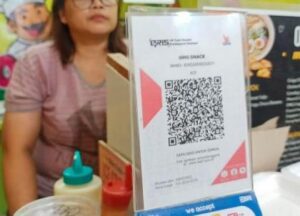 Berdasarkan data Bank Indonesia (BI), sebanyak 75,49 juta Gen Z atau sekitar 27,94% dari total populasi sudah aktif menggunakan Quick Response Code Indonesian Standard (QRIS) sebagai metode transaksi harian. Foto iNewsSurabaya/lukman