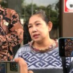 Istri tersangka Nugroho alias Putut, Erny Mardiana saat diwawancarai di Kejaksaan Negeri Kota Mojokerto. iNewsMojokerto/Aries
