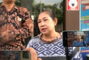 Istri tersangka Nugroho alias Putut, Erny Mardiana saat diwawancarai di Kejaksaan Negeri Kota Mojokerto. iNewsMojokerto/Aries