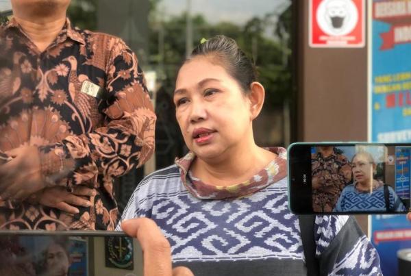 Istri tersangka Nugroho alias Putut, Erny Mardiana saat diwawancarai di Kejaksaan Negeri Kota Mojokerto. iNewsMojokerto/Aries